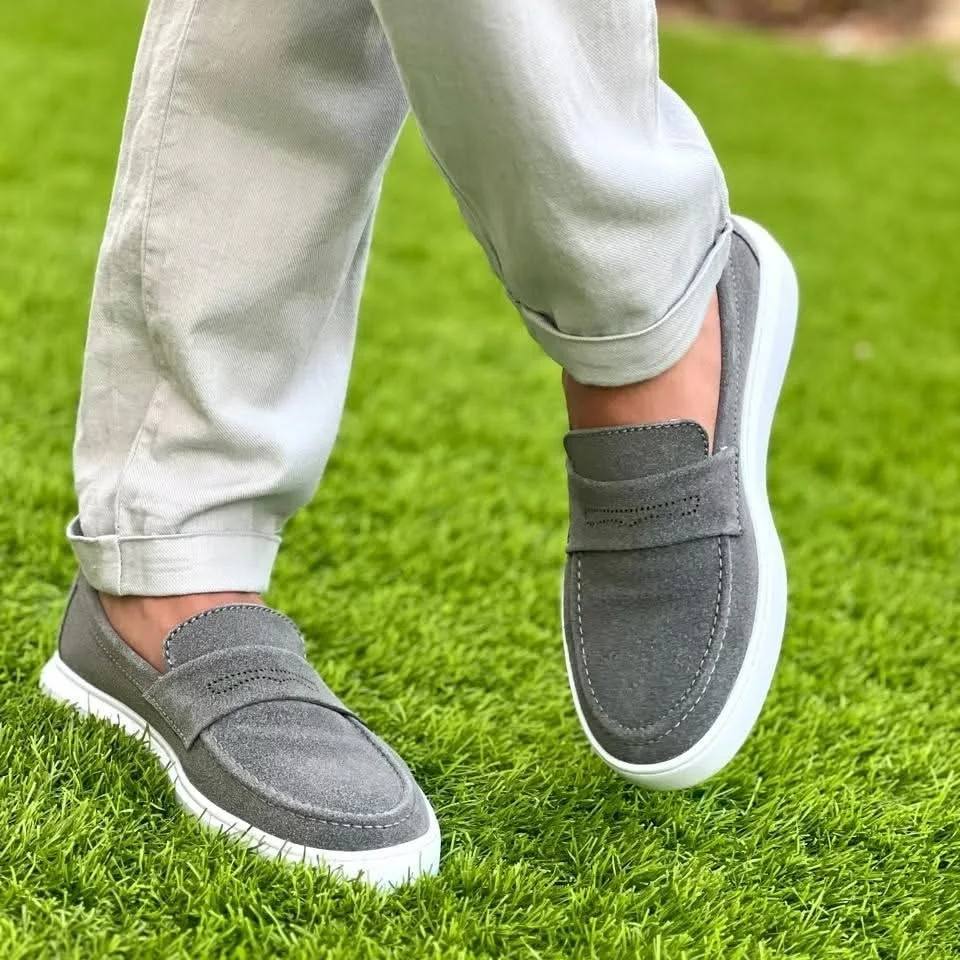 Mocassins gris en cuir dim avec semelle extérieure contrastante