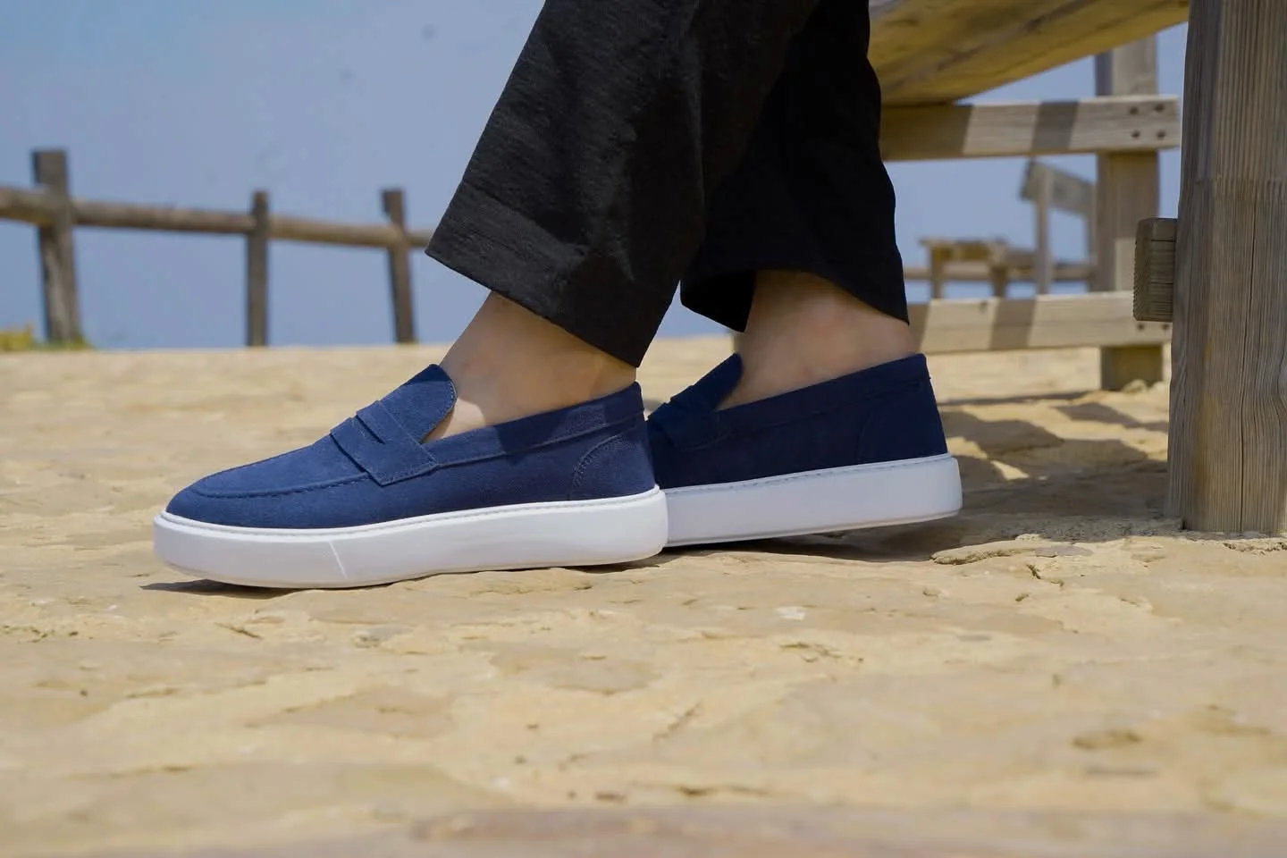 Mocassins bleu en cuir dim avec semelle extérieure contrastante