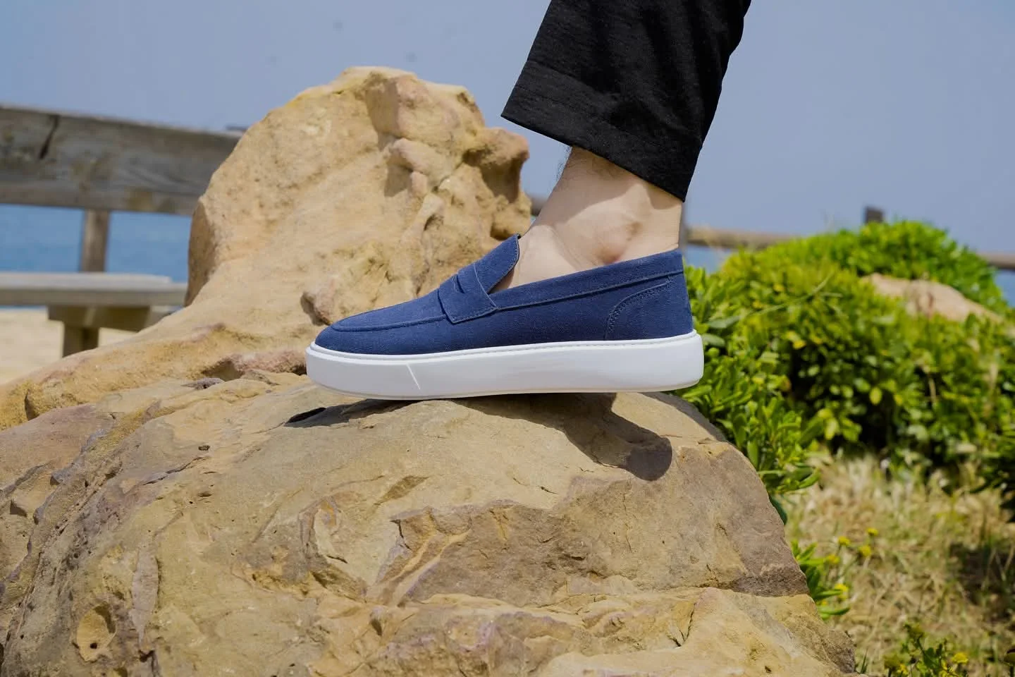 Mocassins bleu en cuir dim avec semelle extérieure contrastante