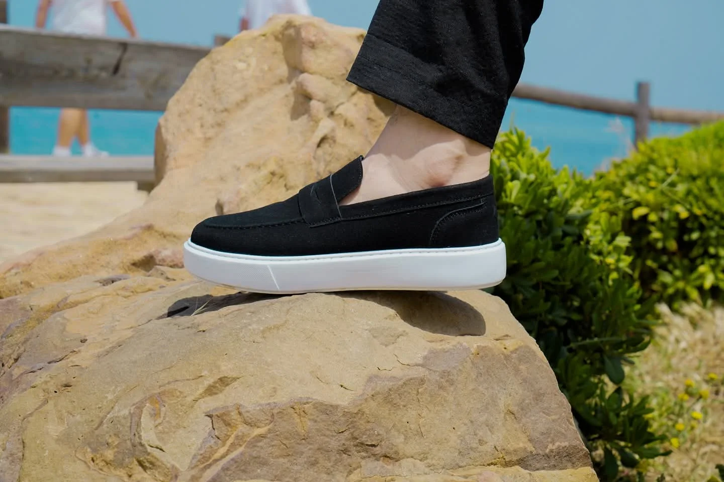 Mocassins noir en cuir dim avec semelle extérieure contrastante