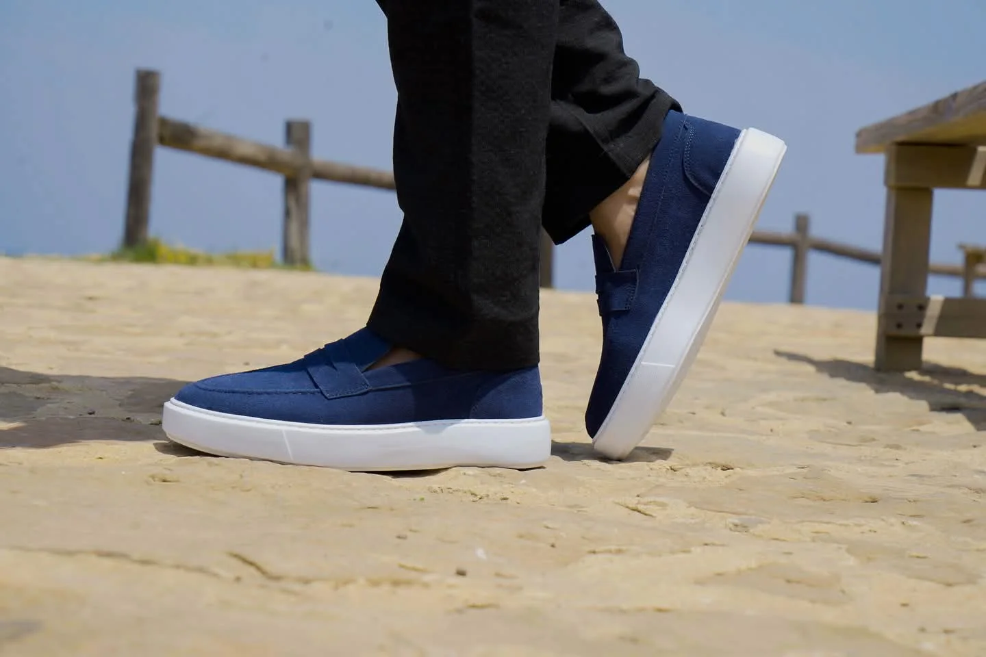 Mocassins bleu en cuir dim avec semelle extérieure contrastante