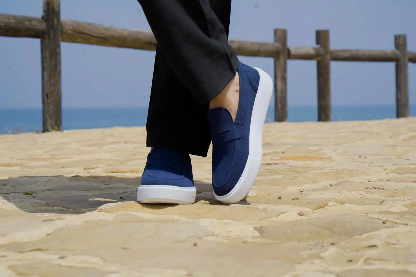 Mocassins bleu en cuir dim avec semelle extérieure contrastante