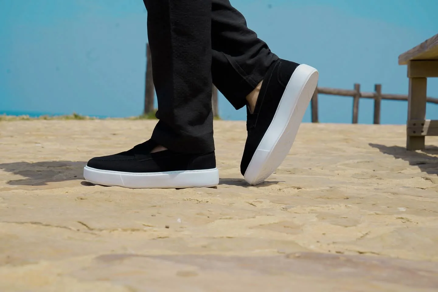 Mocassins noir en cuir dim avec semelle extérieure contrastante