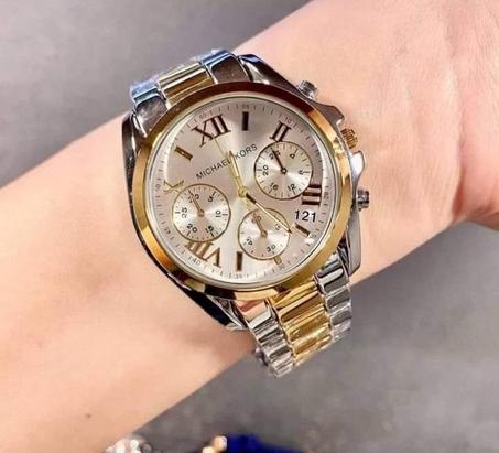 ساعة يد أنيقة مع علبة راقية