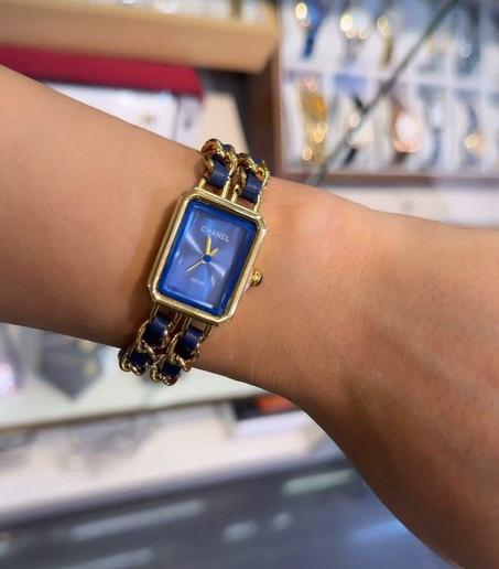ساعة انيقة للنساء