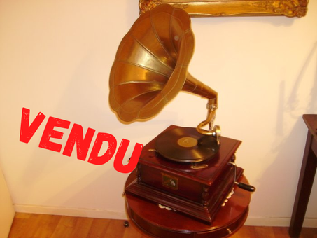 Phonographe pour disques, datant de ca.1930, beau décors et pavillon floral rose, fonctionne très bien.