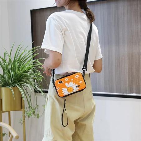 حقيبة نسائية صغيرة على شكل ديزي