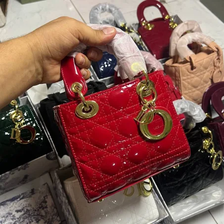 حقيبة يد نسائية فاخرة بتصميم أنيق