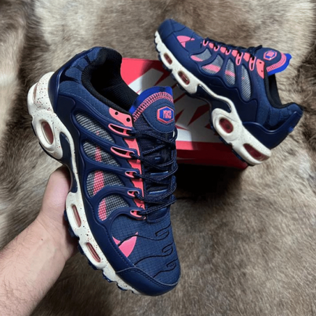 NIKE TS AZULES LOGO ROSA