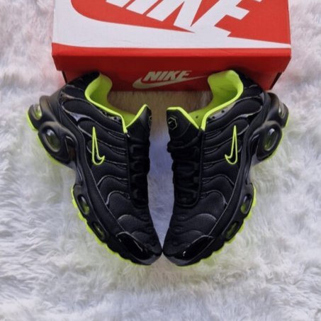 NIKE TN NEGRA SUELA AMARILLO NEON LOGO NEGRO