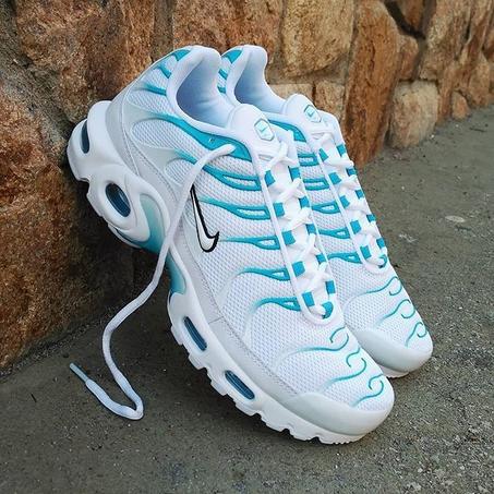 NIKE TN BLANCAS DETALLES AZULES LOGO BLANCO