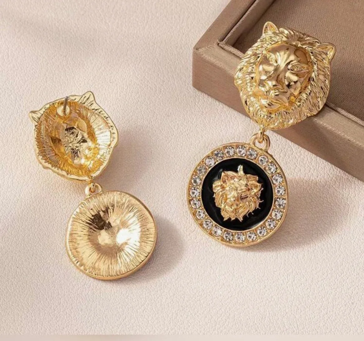 أقراط الأسد الذهبية – فخامة تليق فيك