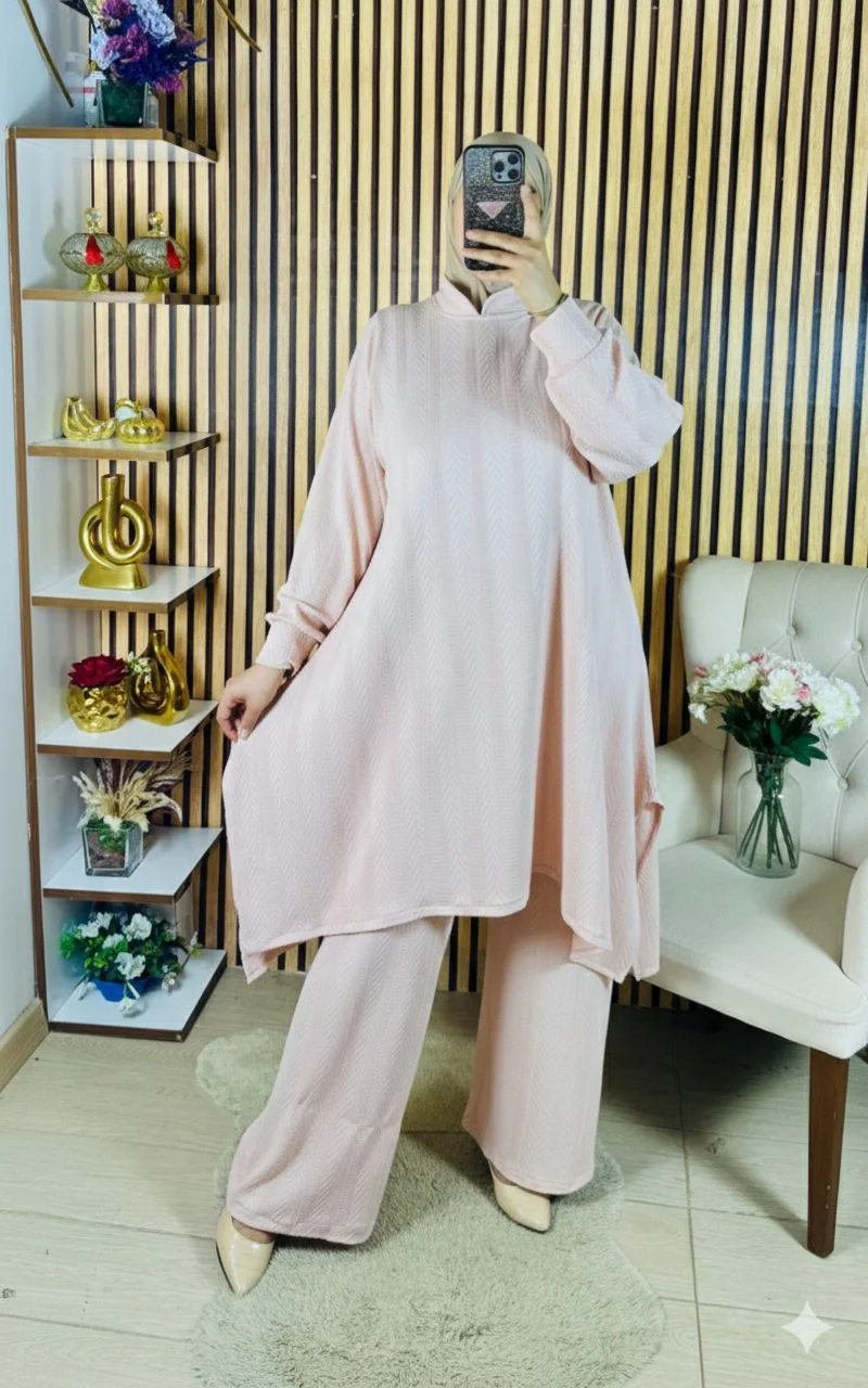 طقم نسائي واسع وأنيق بلمسة عصرية – راحة وأناقة في إطلالة واحدة