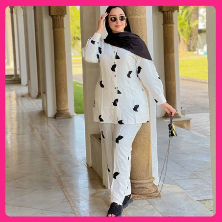 طقم نسائي عصري بتصميم أنيق ولمسة فنية مميزة