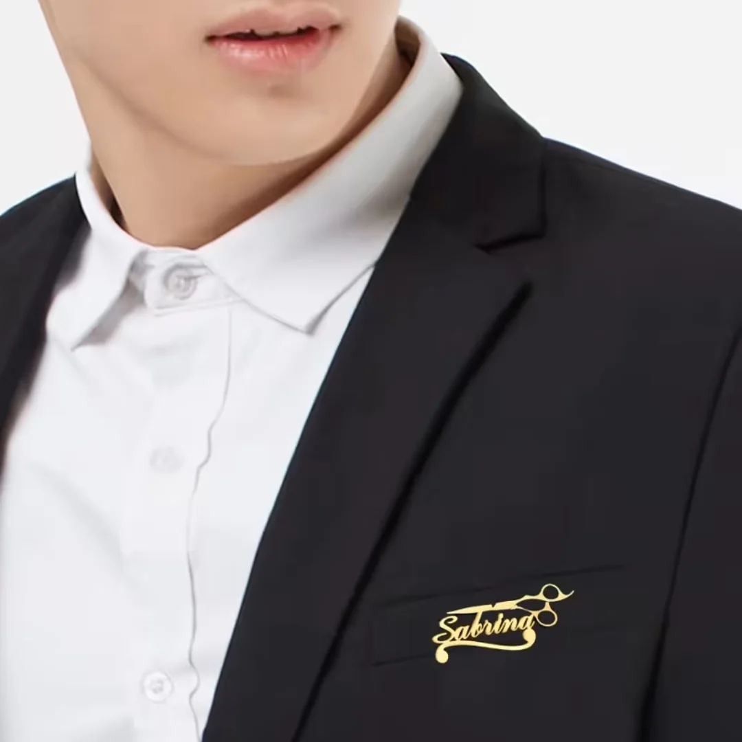 بروش الاسم المخصص للبدلات - دبوس جاكيت مصفف شعر مطلي بالذهب حسب الطلب | Personalized Scissors Name Brooch - Custom Business Style Suit Pin Jewelry