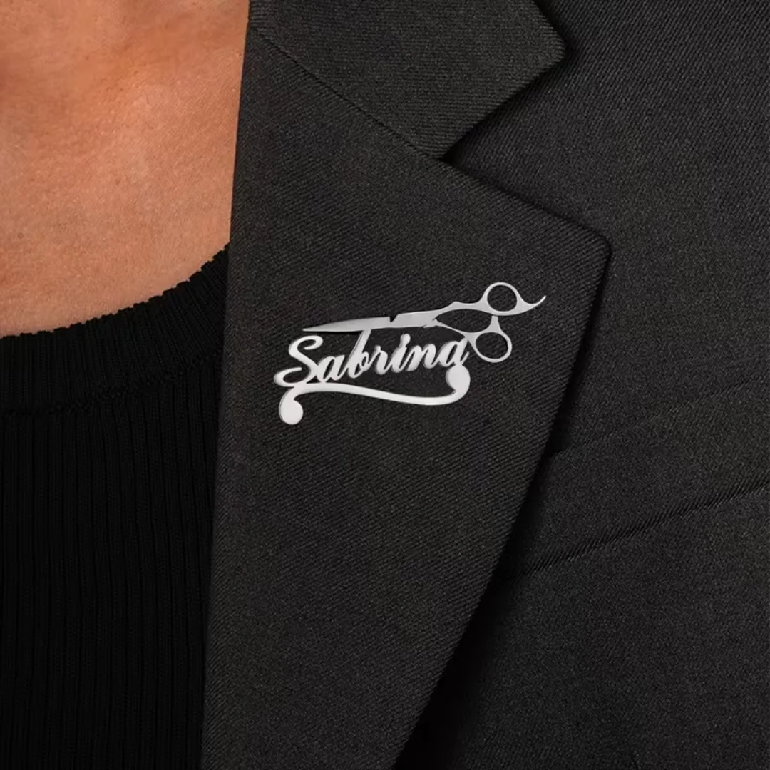 بروش الاسم المخصص للبدلات - دبوس جاكيت مصفف شعر مطلي بالذهب حسب الطلب | Personalized Scissors Name Brooch - Custom Business Style Suit Pin Jewelry