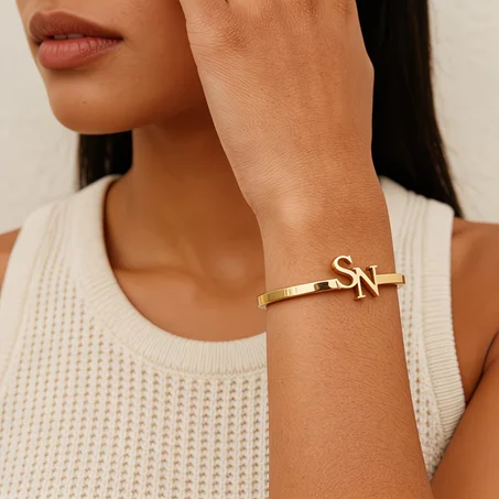 إسورة الكف بالحروف المتداخلة |  Interlocking Initials Palm Bracelet