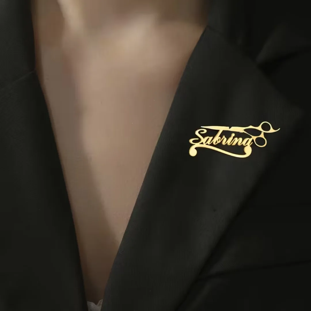 بروش الاسم المخصص للبدلات - دبوس جاكيت مصفف شعر مطلي بالذهب حسب الطلب | Personalized Scissors Name Brooch - Custom Business Style Suit Pin Jewelry