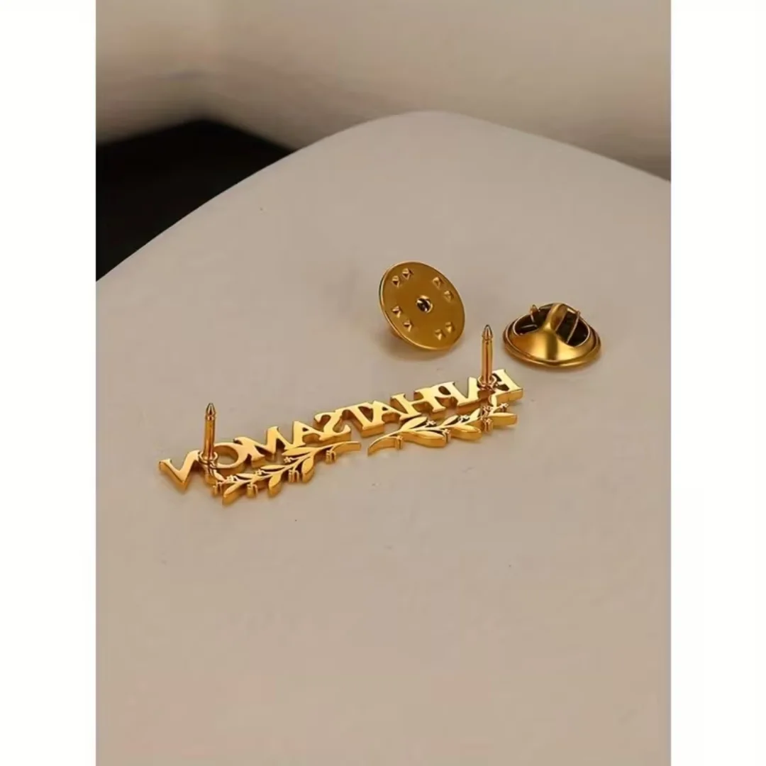 بروش اسم مخصص بالخط الإنجليزي  دبوس اسم شخصي مطلي بالذهب والفضة حسب الطلب | Custom Name Brooch with Olive Branches – A Regal Statement of Identity