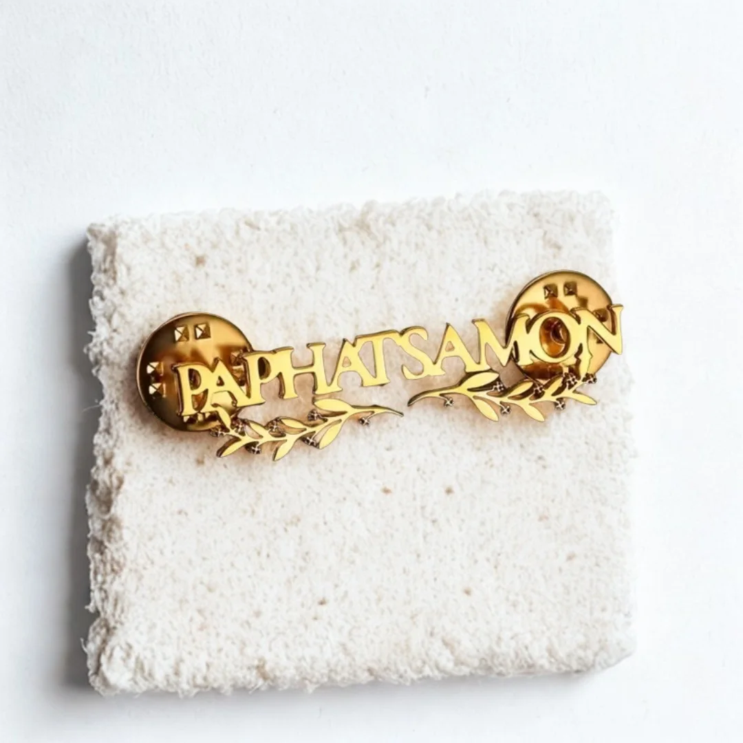 بروش اسم مخصص بالخط الإنجليزي  دبوس اسم شخصي مطلي بالذهب والفضة حسب الطلب | Custom Name Brooch with Olive Branches – A Regal Statement of Identity