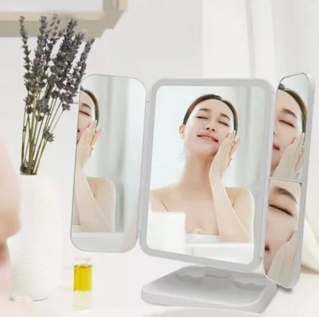 مرآة مكياج ثلاثية الطي بإضاءة LED – للحصول على مكياج مثالي في كل وقت! ✨💄