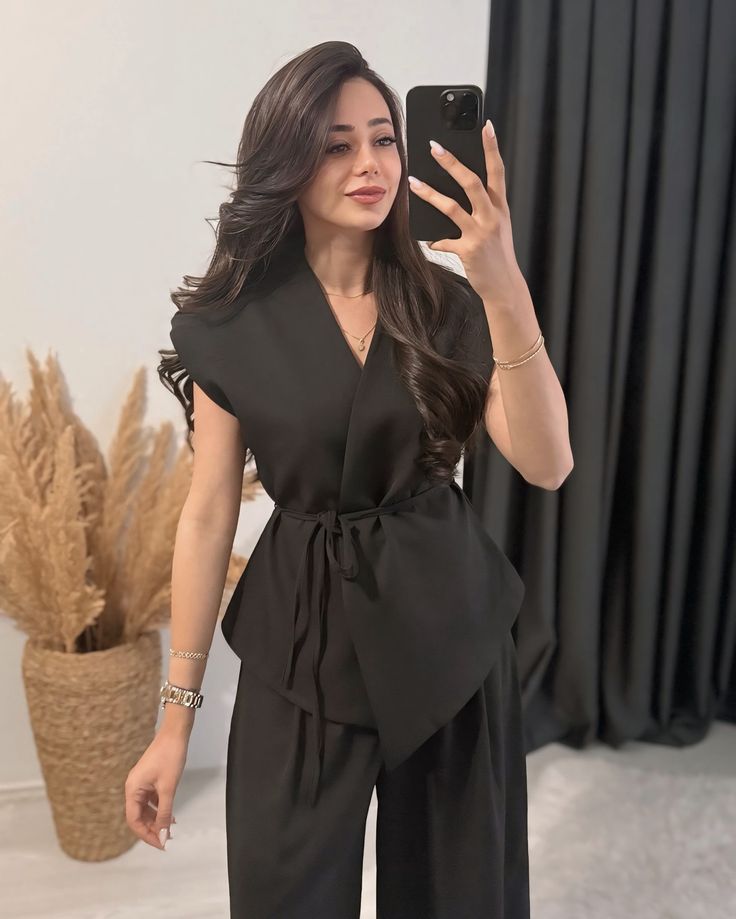 Tenue Féminine Moderne – Top Croisé & Pantalon Large