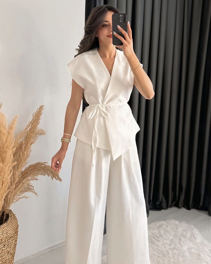 Tenue Féminine Moderne – Top Croisé & Pantalon Large