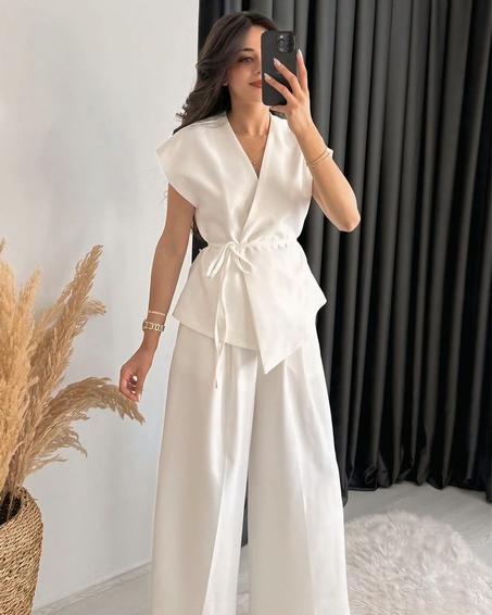Tenue Féminine Moderne – Top Croisé & Pantalon Large