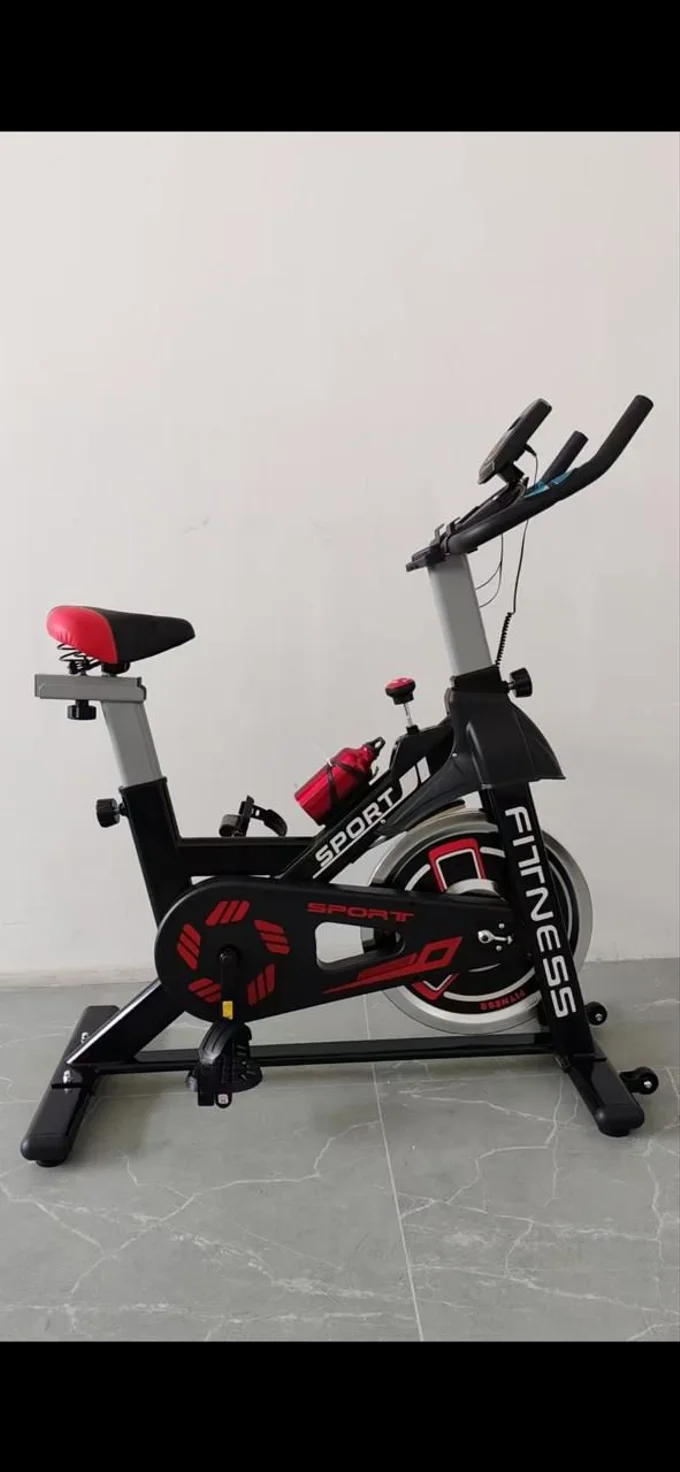 Vélo spinning : faites transpirer la salle sans quitter votre salon