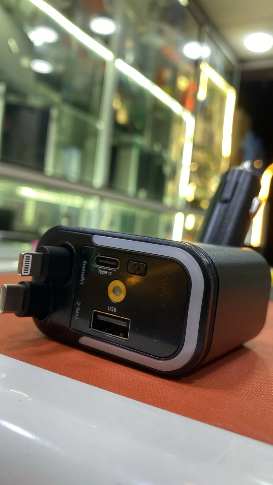 شاحن سيارة احترافي 4 في 1 بقوة 66 واط — كابل USB-C قابل للسحب + شحن سريع متعدد المنافذ لولاعة السيارة