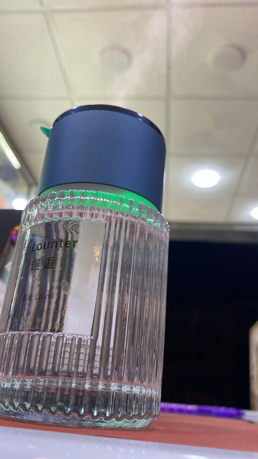 Diffuseur de parfum intelligent pour voiture AZ-218 RGB  معطر السيارة الذكي AZ-218 RGB — عطر فاخر وإضاءة تضيف لمسة فخامة لسيارتك