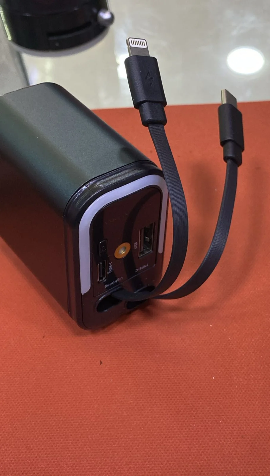 شاحن سيارة احترافي 4 في 1 بقوة 66 واط — كابل USB-C قابل للسحب + شحن سريع متعدد المنافذ لولاعة السيارة