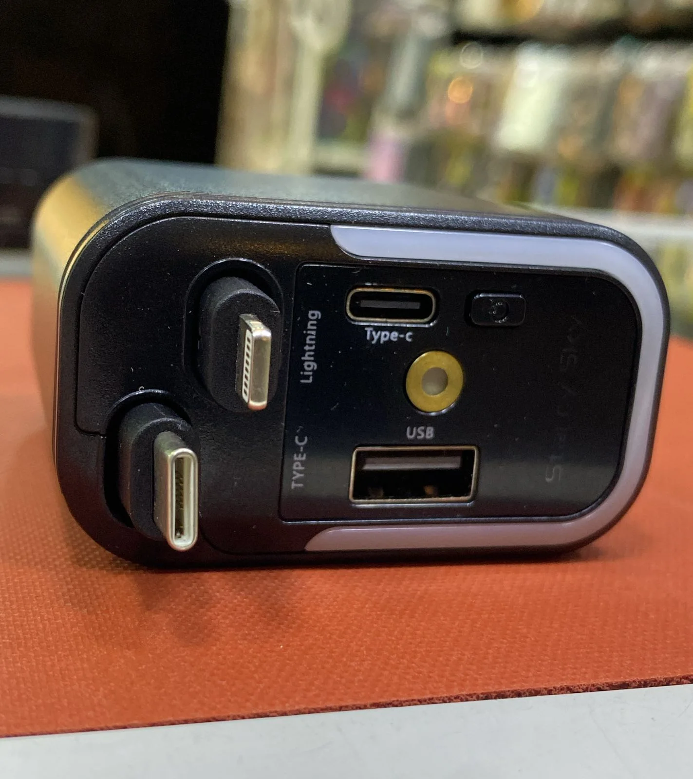شاحن سيارة احترافي 4 في 1 بقوة 66 واط — كابل USB-C قابل للسحب + شحن سريع متعدد المنافذ لولاعة السيارة