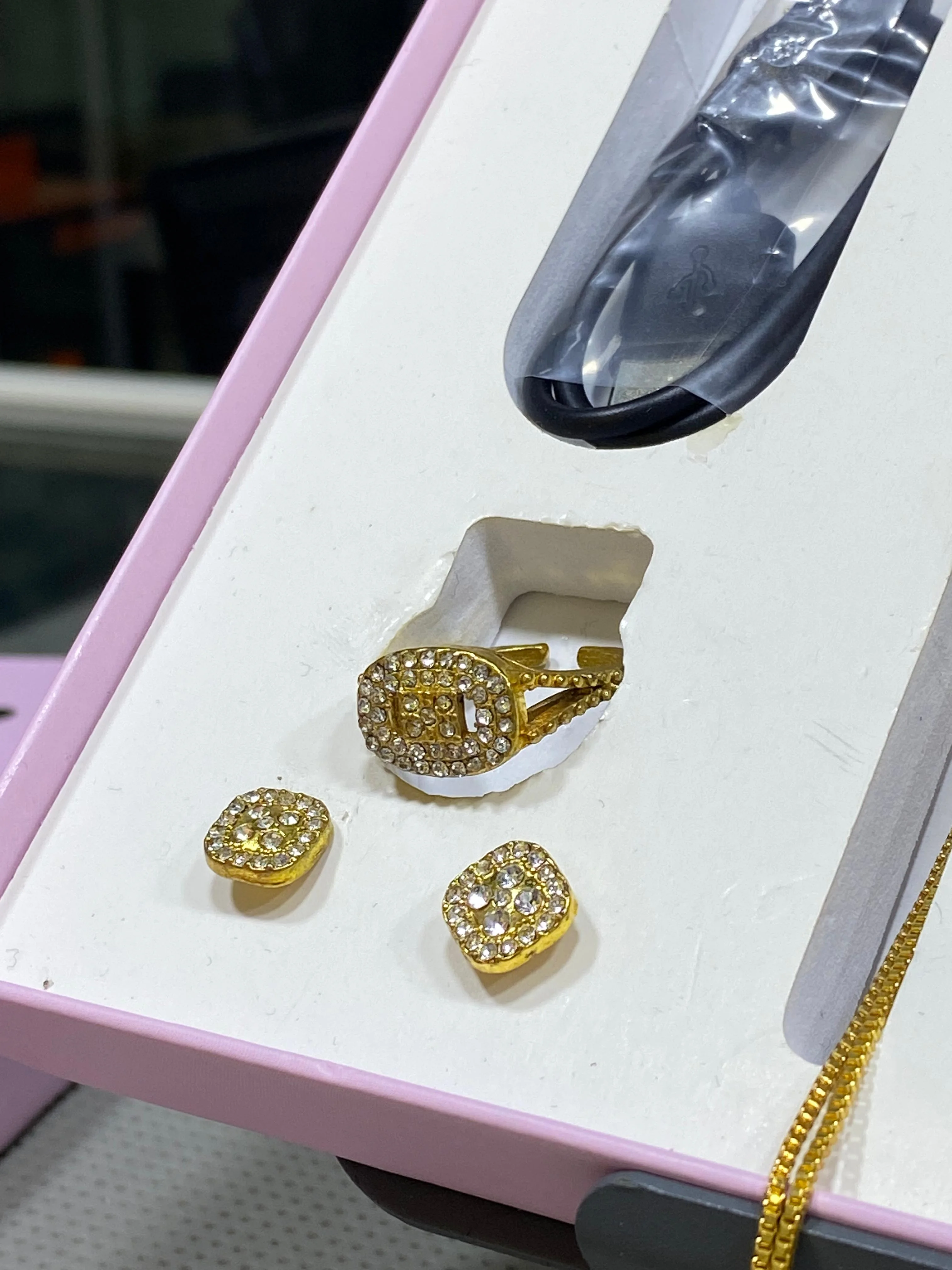 Pack Smartwatch & Bijoux – Montre Connectée + Bracelet Élégant & Accessoires Féminins