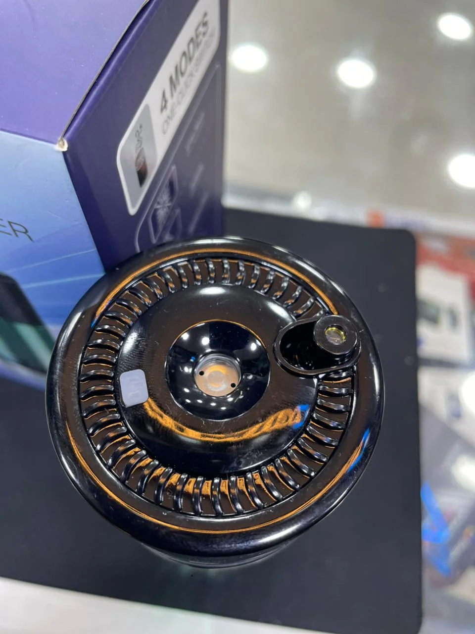 Diffuseur de Parfum Intelligent pour Voiture – Spray Automatique & Aromathérapie-معطر سيارة ذكي برش أوتوماتيكي – جهاز تعطير وأروماثيرابي