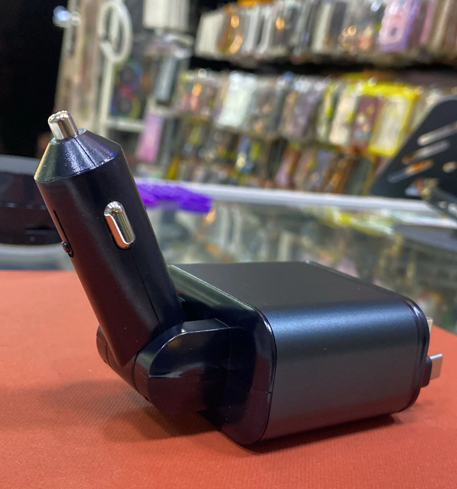 شاحن سيارة احترافي 4 في 1 بقوة 66 واط — كابل USB-C قابل للسحب + شحن سريع متعدد المنافذ لولاعة السيارة