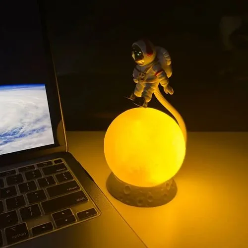 مصباح رائد الفضاء LED — ديكور + إضاءة في قطعة واحدة 🚀