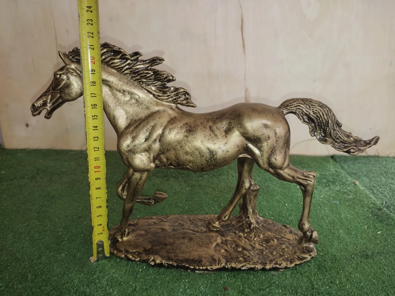 Cheval Majestueux Argenté – Sculpture Décorative
