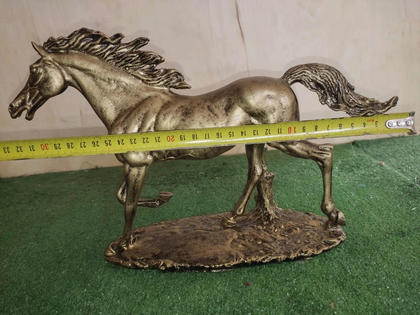 Cheval Majestueux Argenté – Sculpture Décorative