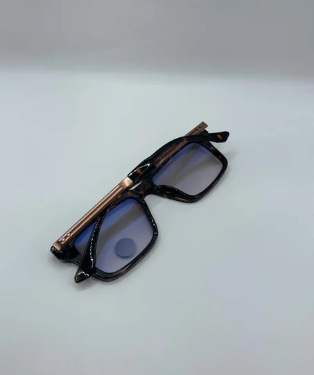 GLASS JOHNE DALIA
