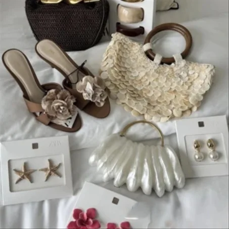 حقائب ومجوهرات نسائية