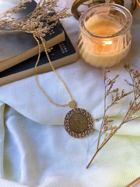 سلسال طويل مرصع بالاحجار الكريمة