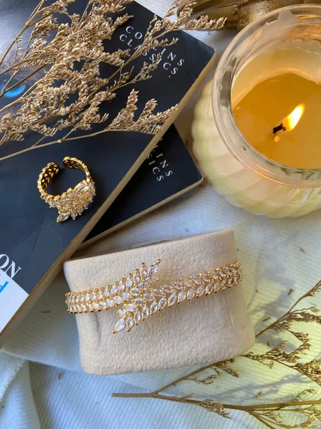 اسوارة ورق مرصعة مع خاتم