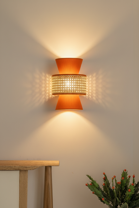 Cona Murale – Applique murale en cannage naturel et tissu, faite à la main