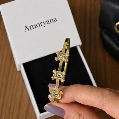 Elegant gold bracelet