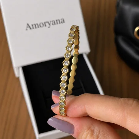 Elegant gold bracelet