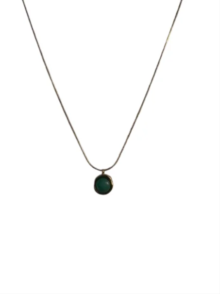 The green stone collier