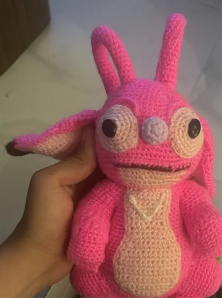 🧸👾 دمية الوحش الوردي الصغير كروشيه يدوية الصنع – لمسة من المرح واللطف 💗