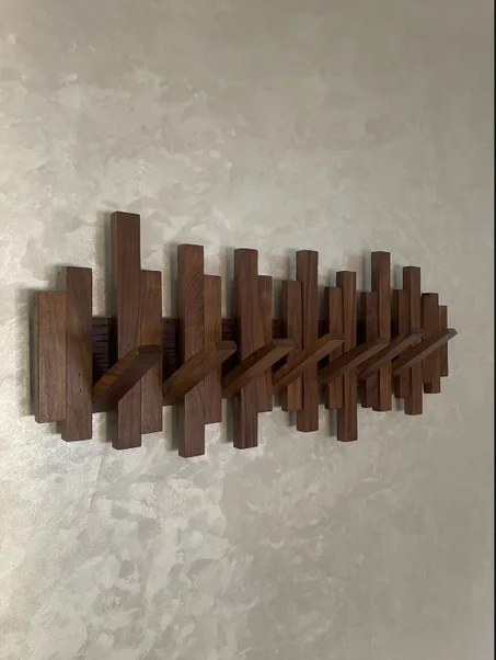 علاقة ملابس خشبية بتصميم مفاتيح البيانو