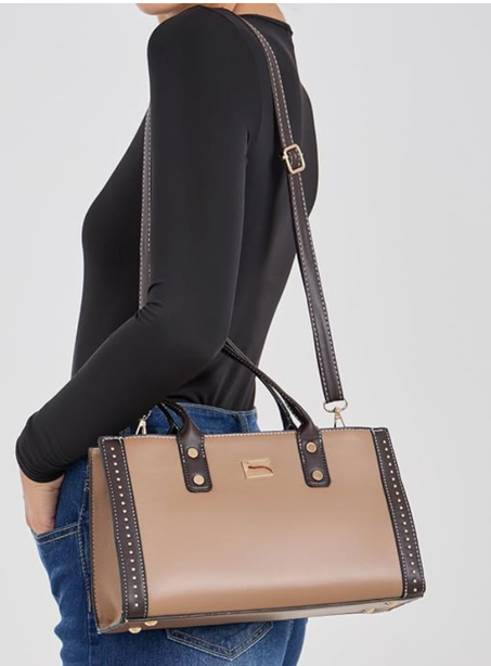 شنطة يد بمقبض علوي مزينة بشارة للنساء من ستايلي